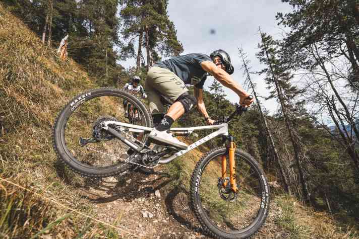 And around the hairpin bend: short-travel trail bikes like the Commencal T.E.M.P.O are the real toys among mountain bikes.