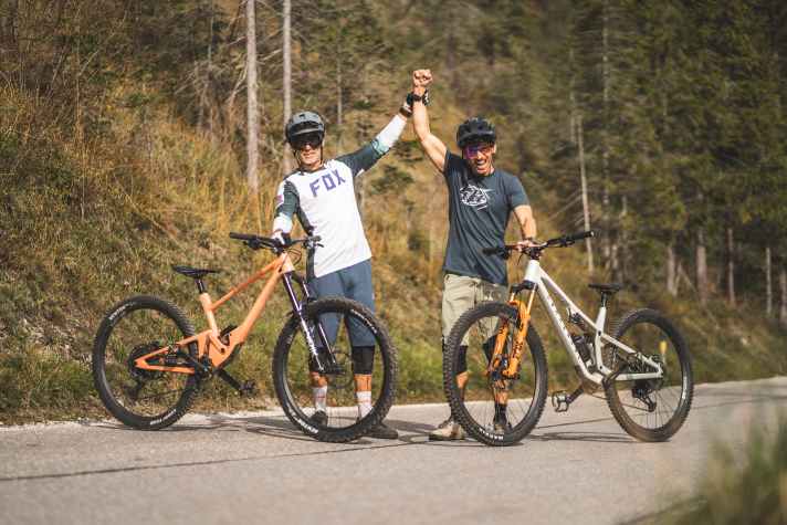 Victory on points: Laurin (right) only has to put his foot down three times, Dimi (left) five times. In addition, he also fails to put his foot down. That makes six.