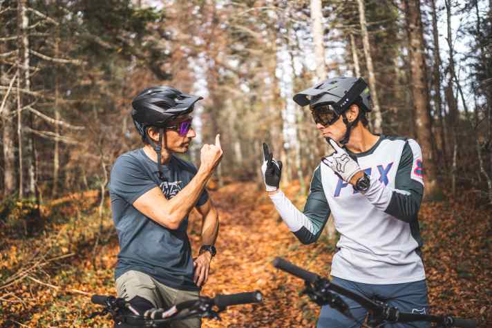 Two brothers, one hairpin bend trail: who will manage to conquer the trail with fewer foot offsets?