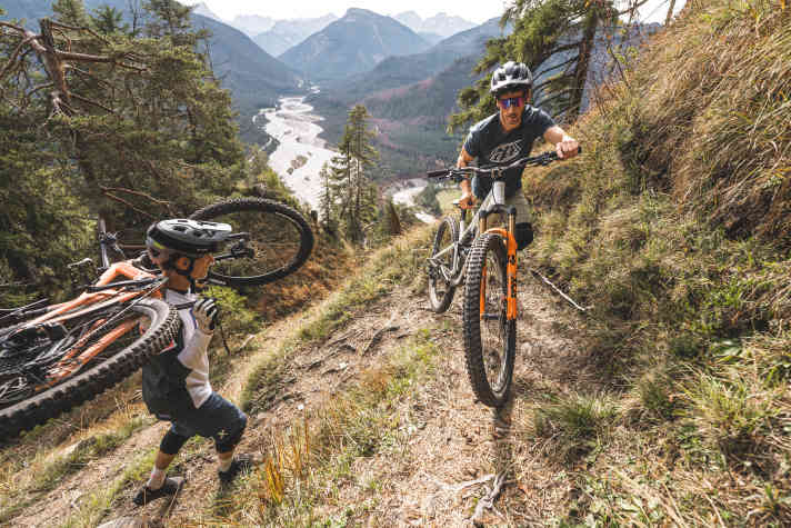 Der Aufstieg gilt gleichzeitig als Trackwalk. Checkt diese superenge Spitz-Kehre.