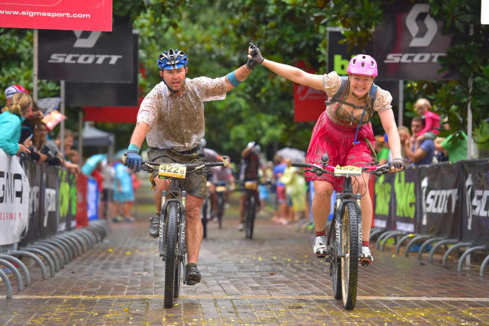 Gezeichnet aber glücklich: Petra Zeller im Ziel der BIKE Transalp.