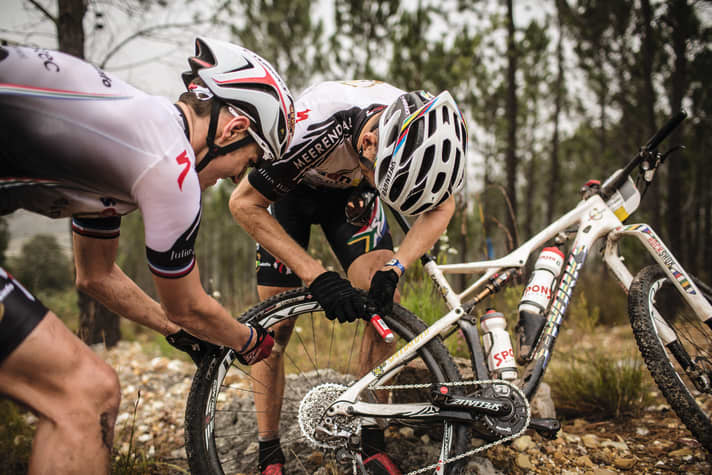 Whether professional or amateur biker: marathon riders support each other in the race.