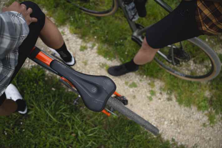 The new 614 Ergowave Gravel saddle from SQlab is a combination of proven MTB and road bike saddles. We are giving away three models.