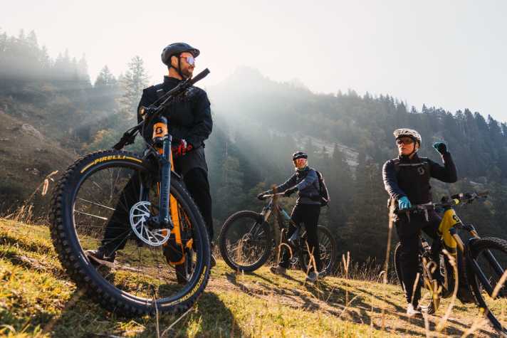 A group of e-bikers on the Jaman Pass, Vaud.