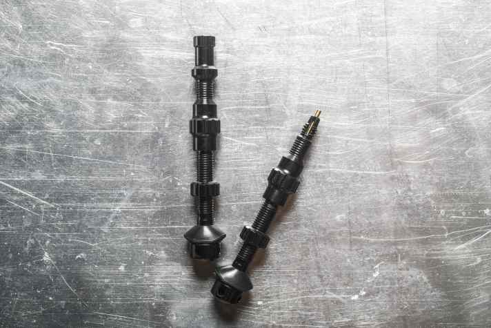 Grâce à sa conception spéciale, la valve Stan's offre un débit d'air plus de deux fois supérieur à celui d'une valve tubeless standard.