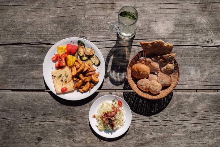 Einfach. lokal und unglaublich lecker. So wie übrigens auch der dazu gereichte Wein.