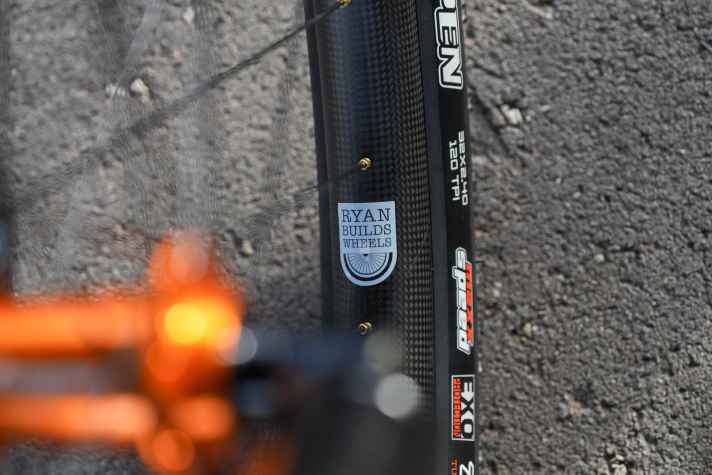 Die Laufräder kommen handgespeicht von RyanBuildsWheels. Verbaut sind 30 Millimeter breite Carbonfelgen von Nextie, kombiniert mit Hope Pro5-Naben aus britischer Produktion.