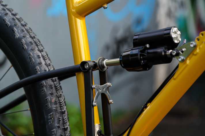 The shock presses 120 millimetres out of the steel frame.