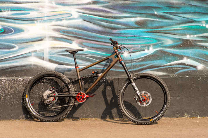 Made pretty for the photo: special bodywork with colour-coordinated add-on parts. Crankset, brake system and hubs are from Hope.