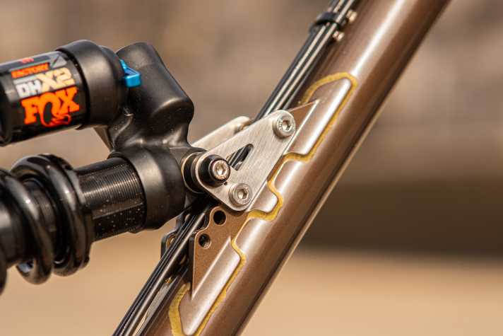 The single-pivot rear suspension provides 160 mm of travel. The progression can be adjusted via the adjustable shock mount.