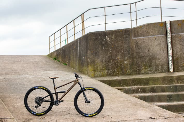 The Starling Murmur DownCountry Edition is a single-pivot fully made of steel - British to the max!