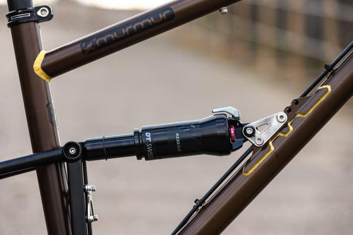 Eine verstellbare Dämpferaufnahme erlaubt es den Starling Murmur Rahmen auch mit kürzerem Dämpfer zu fahren. Normalerweise sind nur 135 oder 150 Millimeter vorgesehen, die Down-Country-Sonderversion verfügt jedoch über 120 Millimeter Federweg.