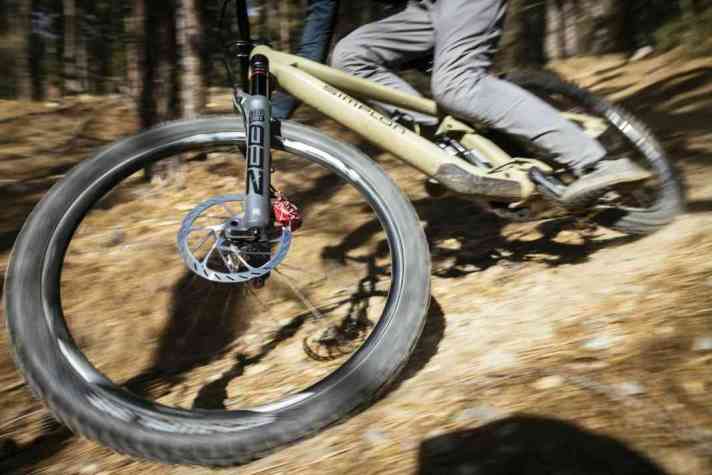 With e-mountainbikes, there is no point in fiddling with grams: powerful brakes such as the Sram Maven with large 220-millimetre brake discs ensure safety on long descents. Grippy, wide tyres with stable carcasses offer traction and puncture protection. The higher rolling resistance is equalised by the motor.