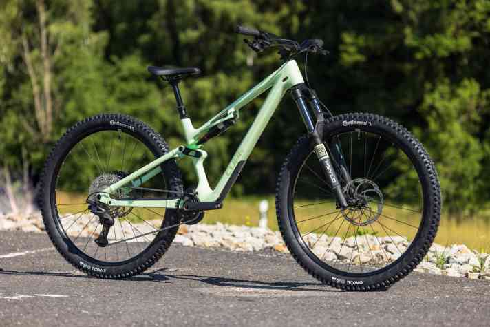 Das Cube Stereo HPC Race kommt für 1999 Euro schon mit Carbon-Hauptrahmen, XT-Schaltwerk und robusten Trail-Komponenten.