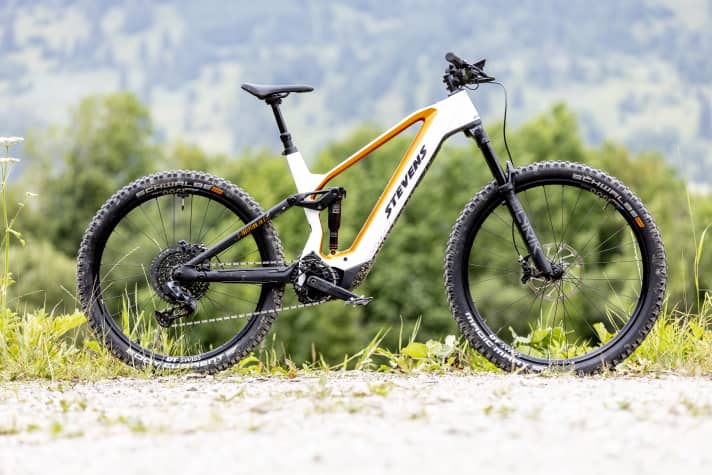 At 7599 euros, the Stevens E-Inception 8.7.1 GTF is the second most expensive model in the Hamburg-based bike manufacturer's all-mountain range.