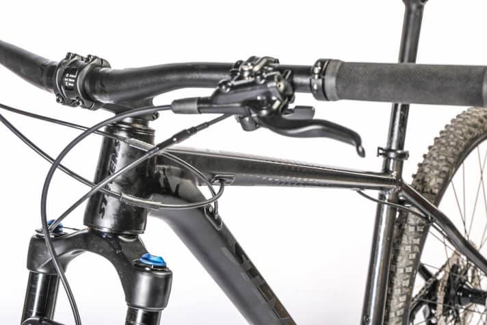 Die Bremsleitung verläuft nur ein kurzes Stück im Oberrohr. Wenig konsequent, dafür aber schlecht für die Wartung.