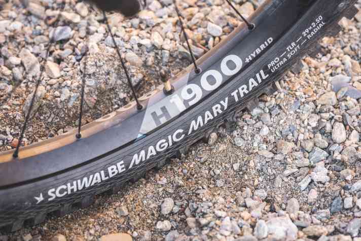 The H1900 wheels are rather heavy and cheap. We were more enthusiastic about the radial tyres.