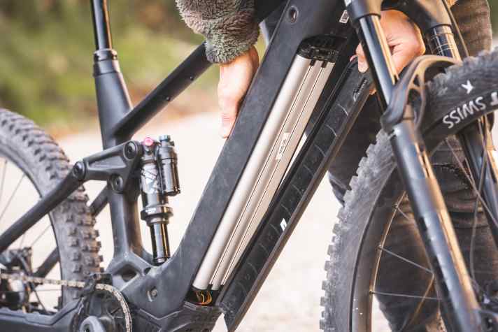 Before the first journey: Charge the battery. You can also check all contacts and clean them if necessary.