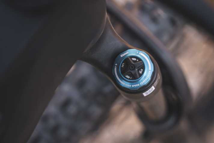 The high-quality GripX2 fork from Fox is on a par with a Factory. A good choice.