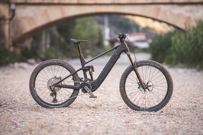 Stevens E-Inception: Bosch CX // 800 Wh // 160/150 mm // Mullet // 23.6 kg // 7899 euros.