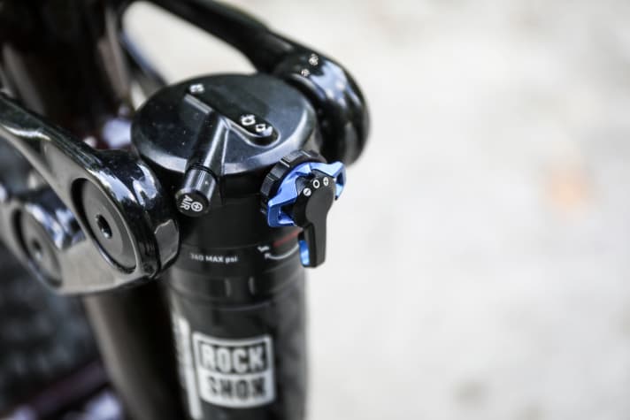 Der Ultimate-Dämpfer im Topmodell des E-Maverick bietet immerhin eine rudimentäre Druckstufen-Einstellung. Wem das Heck zu komfortabel ist, der kann hier unkompliziert nachsteuern.