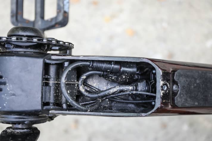 The battery can be removed here. On our first test bike, however, the cable on the outside of the frame was too short and the distributor blocked the removal. It should be different in series production, but it will definitely be tight.