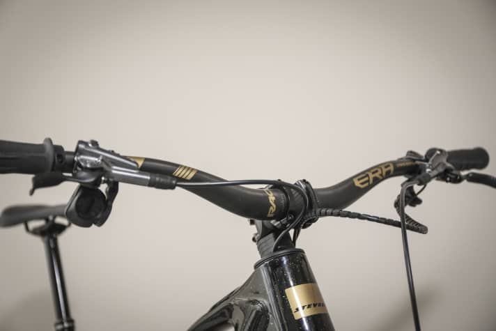 Stevens uses a high handlebar from Raceface for more safety downhill.