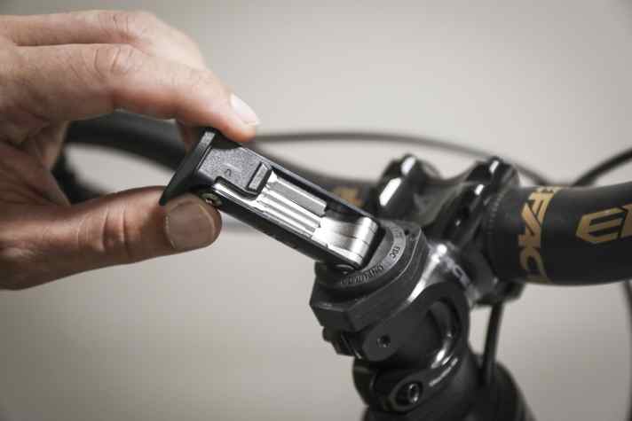 Pannenhelfer: Im Steuersatz ist das Tool immer greifbar.