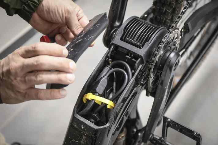 Der Akku ist über eine Serviceklappe im Unterrohr zugänglich und kann mit etwas Aufwand theoretisch auch entnommen werden.