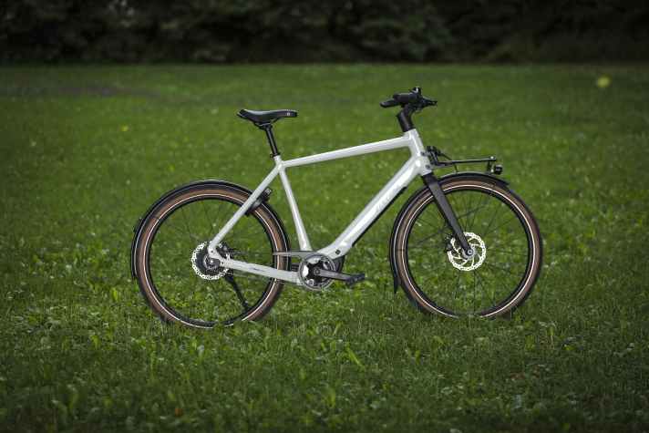 Stevens E-Simeto HT: Bosch SX // 400 Wh // 27,5 Zoll // 23,9 kg // 3999 Euro.