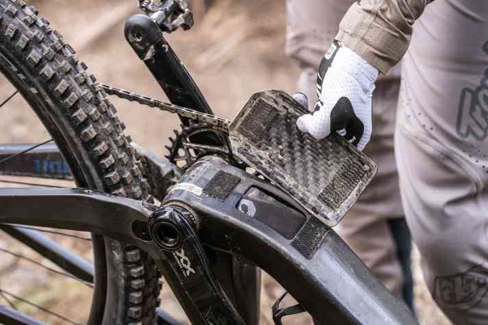 Wenig ausgefuchst, aber zweckmäßig und leicht, fällt die Deckelbefestigung aus.