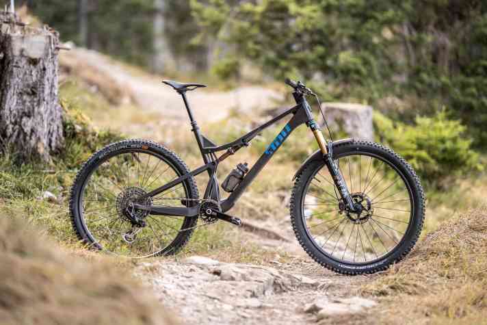 Das Stoll T3 schaut schon im Stand futuristisch und leicht aus. Mit seinem leichten Teile-Kit bleibt unser Testbike unter 12 Kilo.