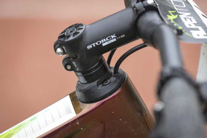 Die Züge des Storck Adrenalin laufen durch den Steuersatz ins Rahmeninnere. Storck hat dafür eine eigenständige Abdeckung entworfen.