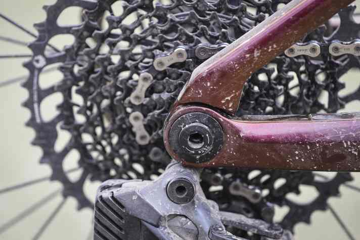 Der Carbon-Rahmen des Storck besitzt ein Gelenk mehr, als das Cervélo mit Flex-Pivot-Hinterbau. Trotz kleinerer Größe ergibt sich beim Rahmengewicht ein Nachteil von satten 408 Gramm.