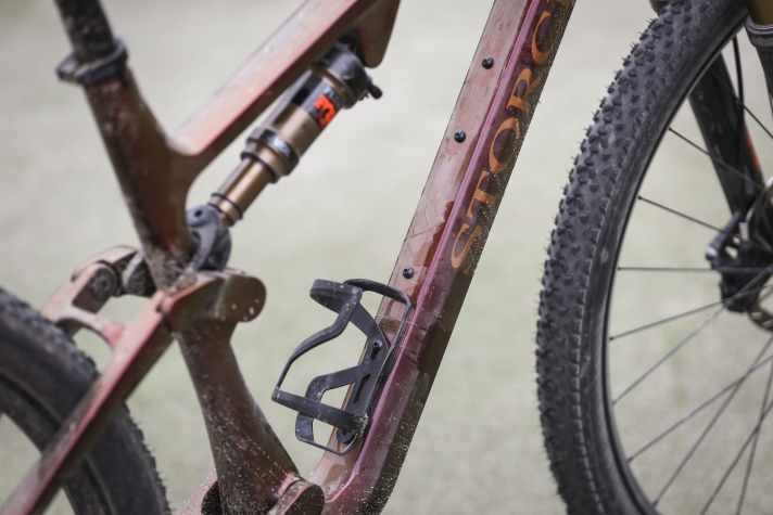 Mit zwei Sideloader-Flaschenhaltern lassen sich eine große und eine kleine Trinkflasche auf dem Unterrohr des Storck in Reihe anbringen.