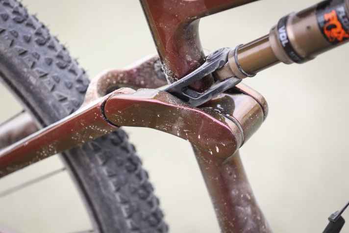 Obacht bei dicken Sportler-Waden: Diese können an der ausladenden Carbon-Wippe des Storck Adrenalin schleifen.