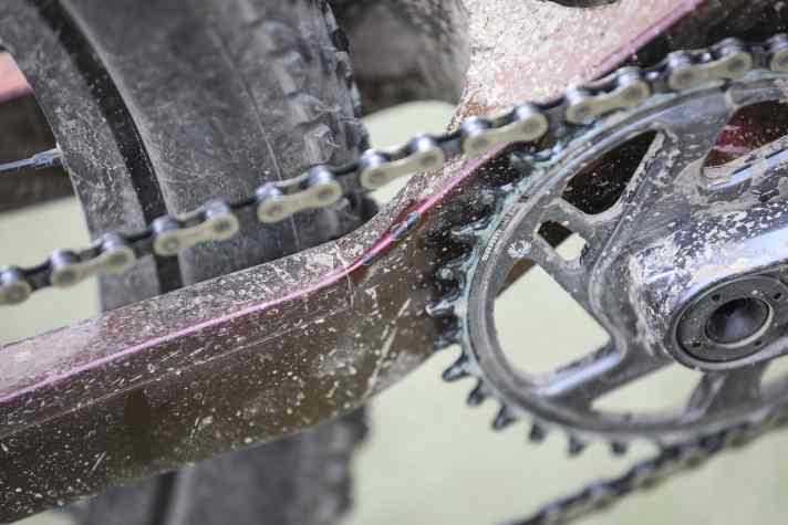 Schade um den schönen Lack! Bei harten Schlägen knallt der Antriebsstrang laut auf die Kettenstrebe. Der Carbon-Rahmen ist schlecht geschützt.