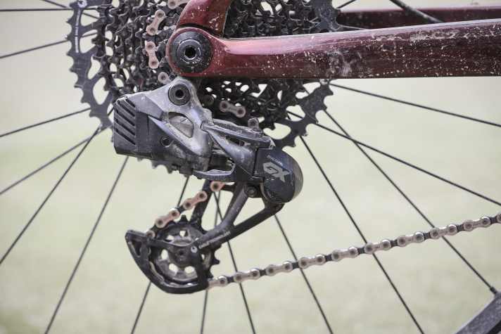 Das konventionelle Sram GX Eagle AXS Schaltwerk schaltet schneller, als die neuen Transmission-Teile, hat beim Schalten unter Last aber das Nachsehen.