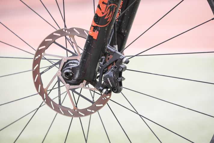 Erstaunlich gute Bremsen-Kombi: Sram Level TL 2-Kolben-Bremse mit dicken HS2-Scheiben.