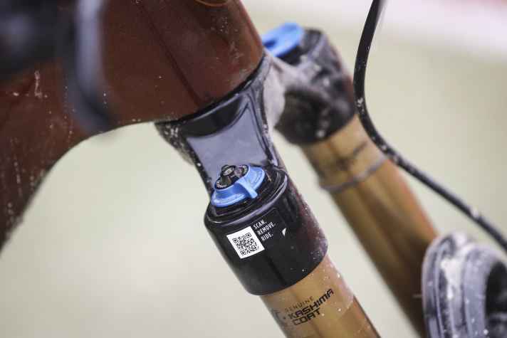 Without the handlebar remote, two hand movements are required to lock the suspension on the Storck Fully: one to the shock and one to the fork crown.