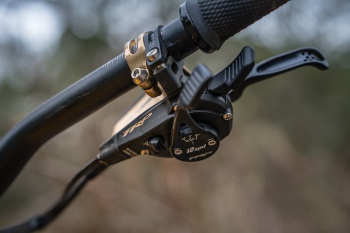 Many levers, but all do their job perfectly and also make a solid impression. Only the small multishift lever is a little wobbly.