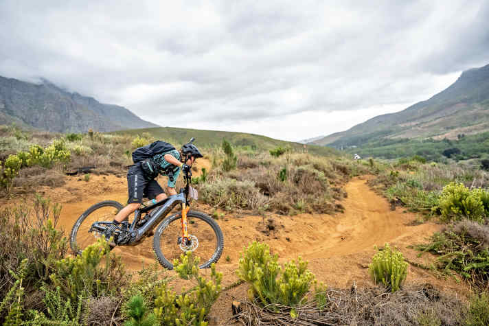 Jessi Nixon Die studierte Business-Managerin fährt fast täglich im “The Bike Park” – als Techniktrainerin. Ihr erstes richtiges Rennen: Media-E-Bike-Fahrerin beim Cape Epic 2024. | Markus Weinberg