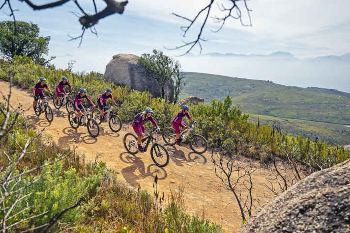 They stand out. Founded by Nikki Haywood, the Trail Angels are the largest women's MTB club in South Africa. Caroline Elleke has also joined - on the trails and in business. | Markus Weinberg
