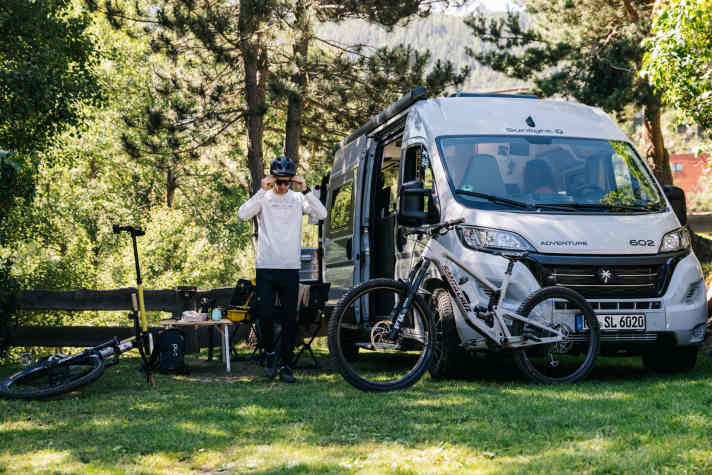 Many mountain bikers, such as downhill star Jasper Jauch, now swear by the all-purpose panel van with camping equipment, ideally even with four-wheel drive.