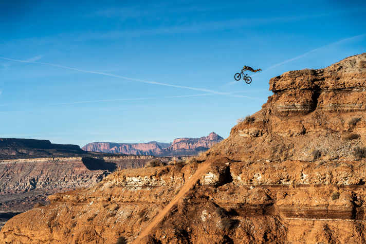 Zweckentfremdet: Bekannter Move mit ungewöhnlichem Absprung. Tom stößt sein Bike während eines Drops von sich und sackt im Superman in die Tiefe. Ein Stunt, den die Szene zuvor so noch nicht zu sehen bekam.