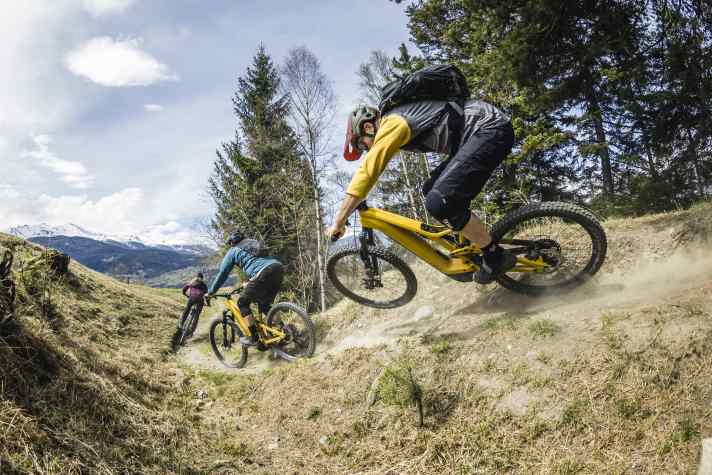 Der Sessellift erspart die Bergaufkurbelei. Danach 1200 Tiefenmeter auf magischer Flow-Natur-Trail-Mixtur: der Phoenix-Trail im Schweizer Wallis.