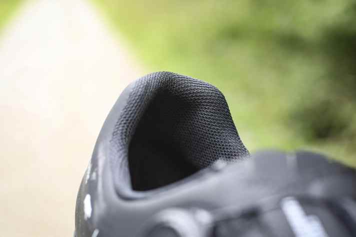 Die Sohle ist etwas flach geschnitten. Eine Gummierung hätte für etwas besseren Halt sorgen können