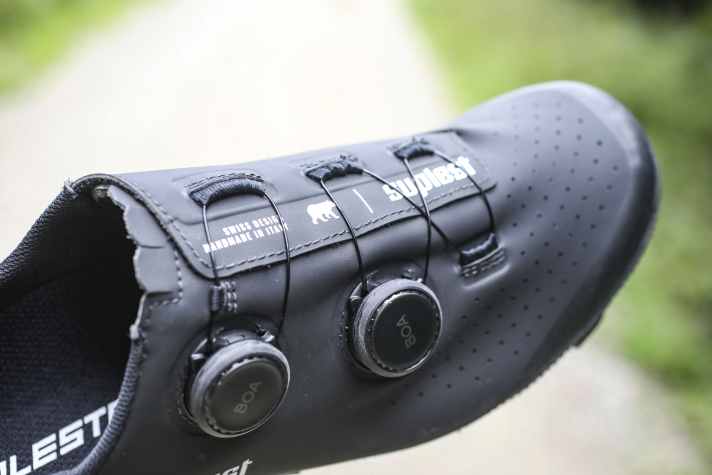 The stylish Suplest are made in Italy and have a high-quality look. The wrap-around tongue is cleverly designed