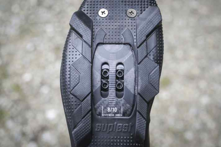 Dank der Carbonsohle kommt die Kraft nahezu verlustfrei am Pedal an