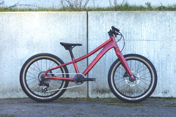 Das Supurb Bo20 hat eine Gangschaltung serienmäßig, eine integrierte Sattelklemme und kann optional mit einer Federgabel bestückt werden.